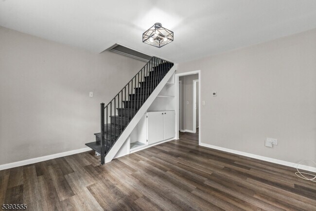 Building Photo - 14 Brookwood Dr