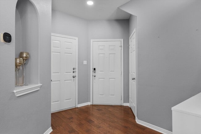 Building Photo - Lovely 2 Bedroom, 2.5 Bath Townhome w/ 2-Car Garage in Cedar Park!