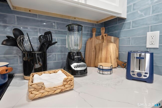 Building Photo - 1742 Boston Post Rd