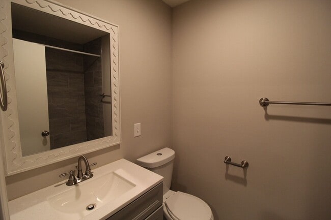 Building Photo - Updated 2 BEDROOM 1.5 BATH DUPLEX