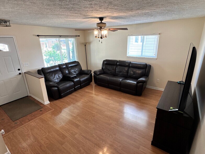 Building Photo - 28227 Gladstone St