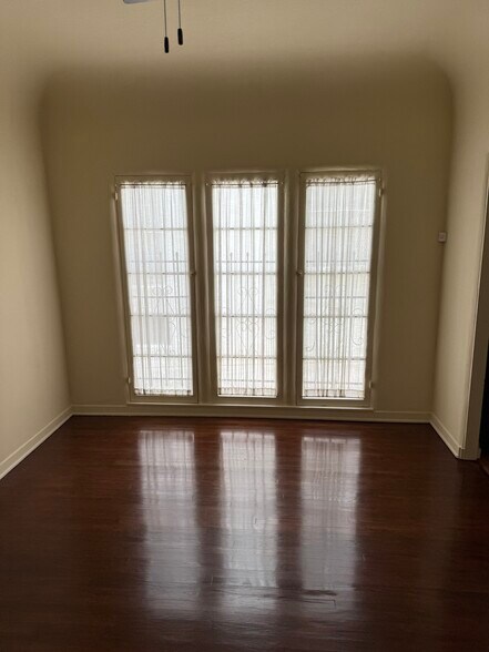 Building Photo - 906 S Curson Ave