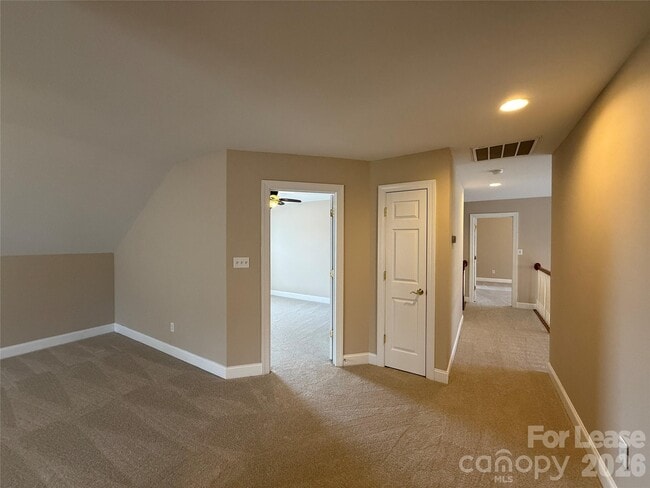 Building Photo - 3993 Lake Shore Rd S