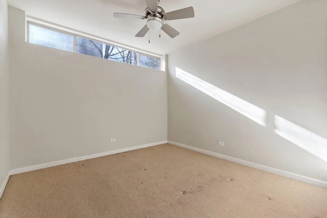 Building Photo - Lovely condo in the heart of Mayfair!