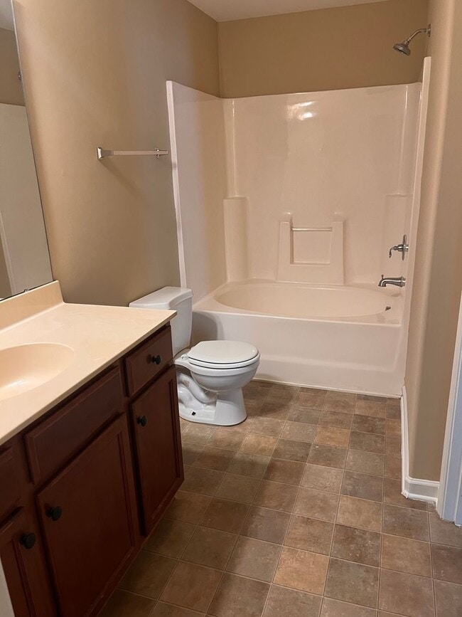 Building Photo - Lovely 3 Bedroom Townhouse in the desirabl...