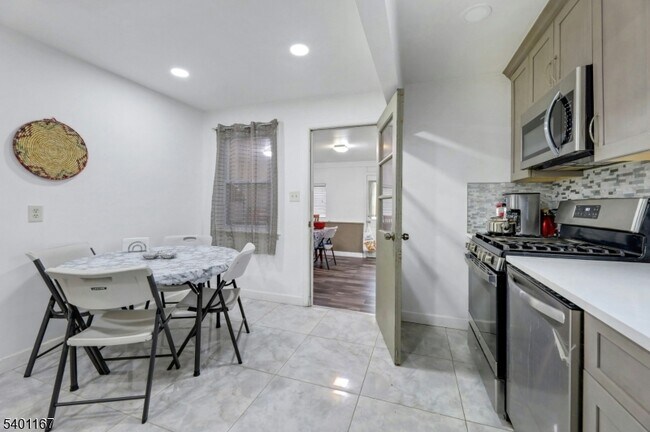 Building Photo - 188 Luddington Ave