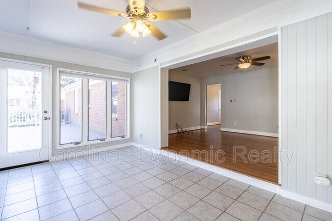 Building Photo - 6618 Castlegate Dr