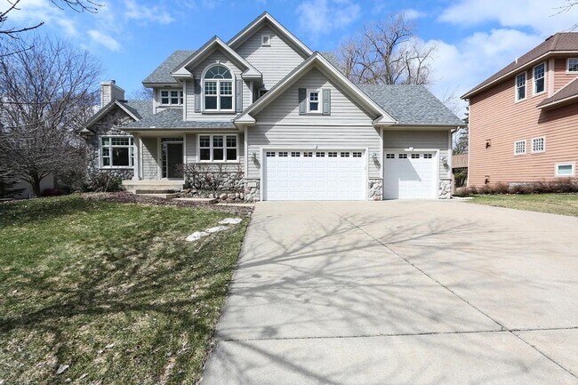 Primary Photo - Rare 4 bed singe family super nice luxurio...