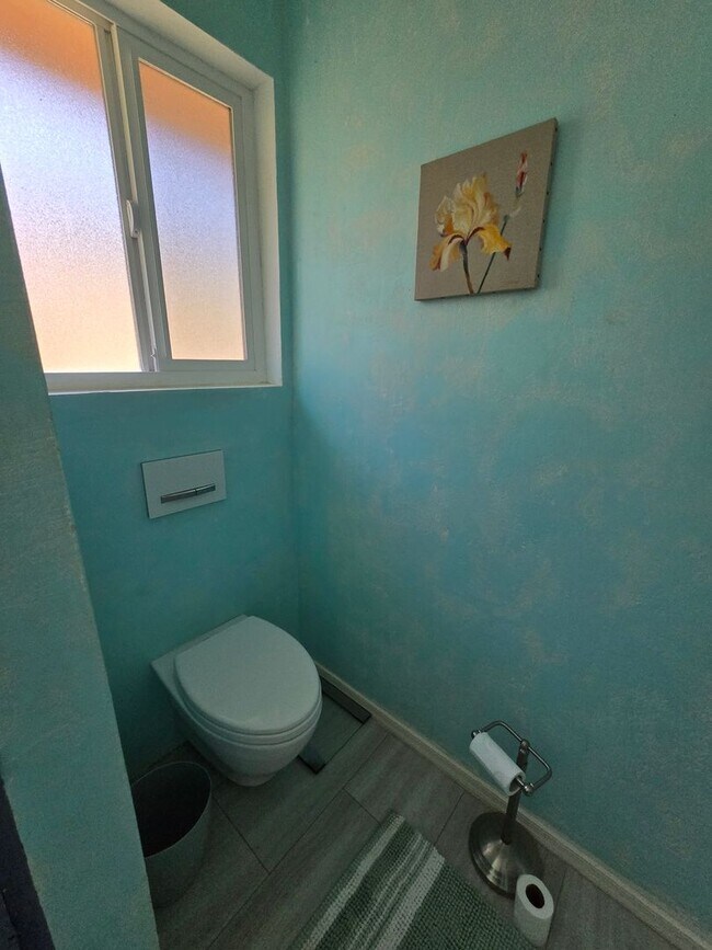 Building Photo - Furnished, 1-year long-term rental