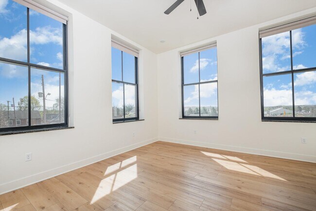 Building Photo - 301 N Mulberry St