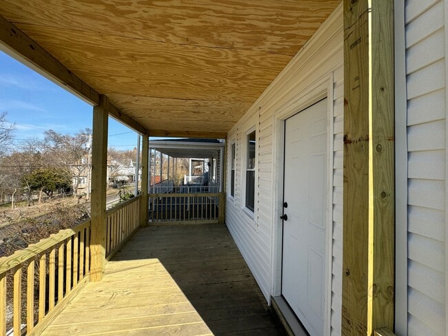 Building Photo - 4 BEDROOM HOME AVAILABLE NOW!!