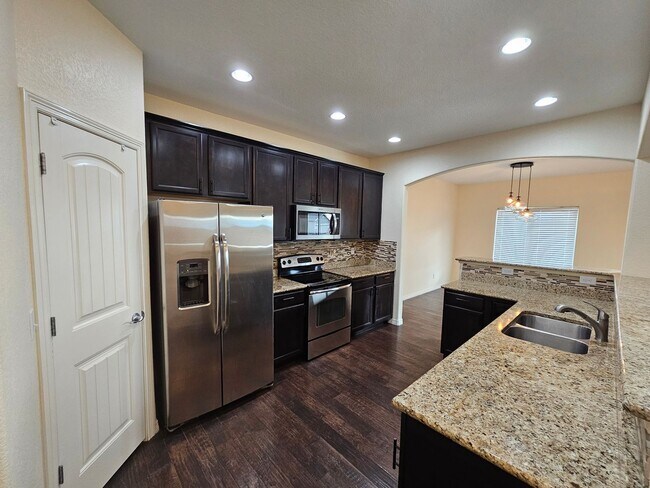 Building Photo - 4 Bed 3 Bath in Lorson Ranch!!