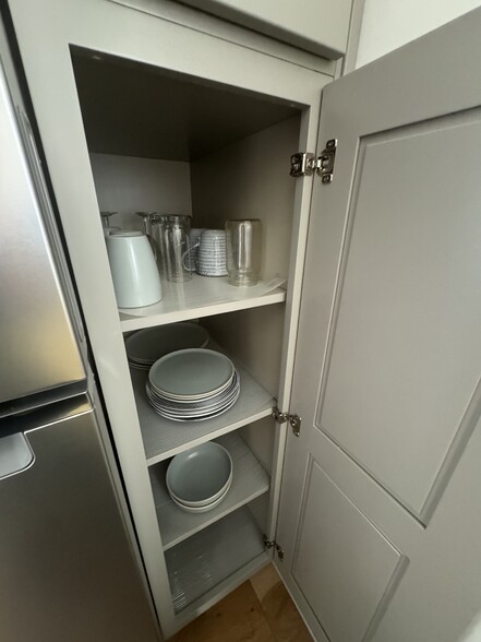 kitchen cabinets - 648 E Fairview Blvd