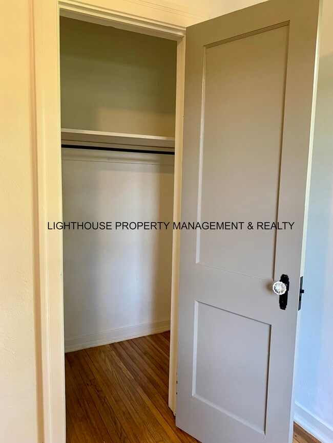 Building Photo - Renovated 2 Bed/2 Bath Home! Fantastic Loc...