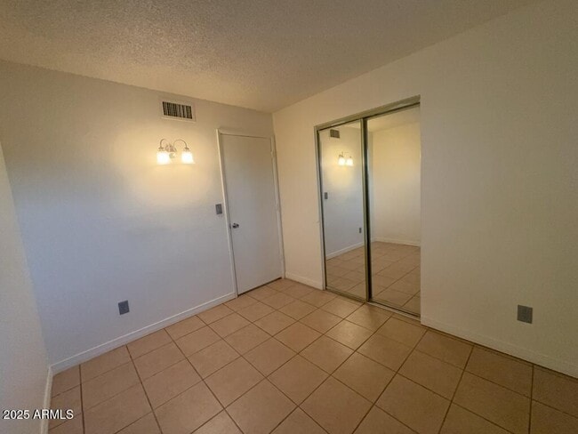 Building Photo - 5030 E Evergreen Dr