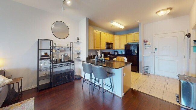 Building Photo - Top Floor Spacious One Bedroom W/Washer & ...