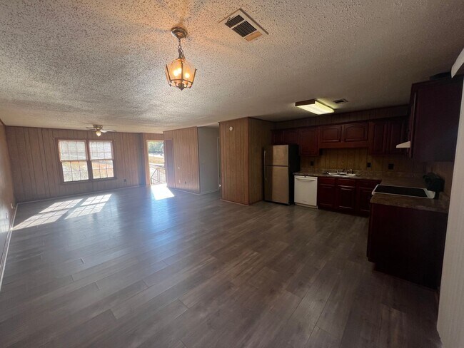 Building Photo - 3 bedroom 1 bathroom home in Colonial Hills