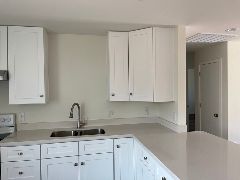 Kitchen Unit #1 - 1727 E Oak St