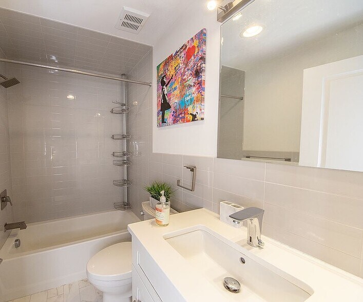 Building Photo - 201 Catherine St