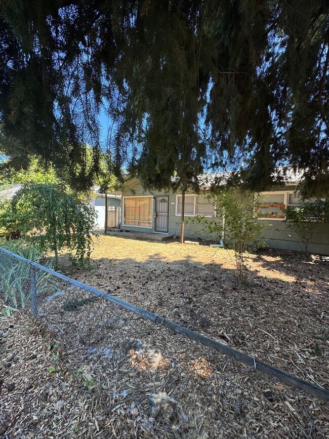 Building Photo - Freshly Updated 3 Bedroom 1 bath Home with Garage, Fenced Yard & Pet Friendly!