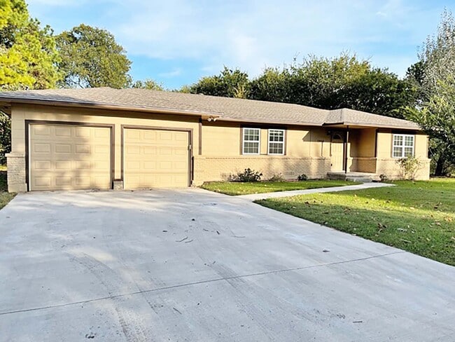 Building Photo - Great 4 Bdrm 2 Bath Home for Lease in Gainesville, Tx