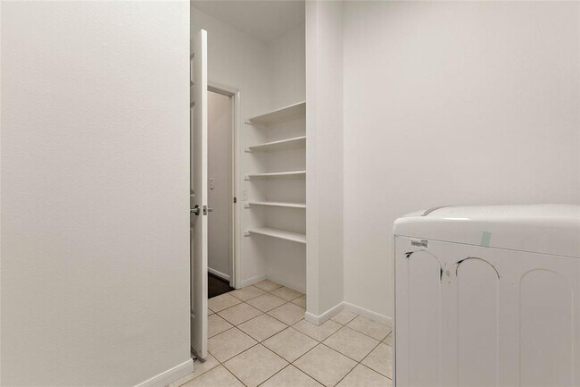 Building Photo - 304 E Golden Arrow Cir