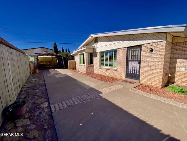 Building Photo - 1305 Vista De Oro Dr