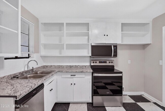 Building Photo - 6338 Mercer Cir W