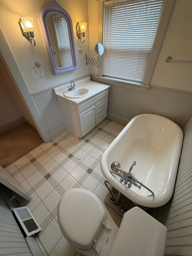 Building Photo - Spacious 4-Bedroom Home – Great Value in Des Moines!