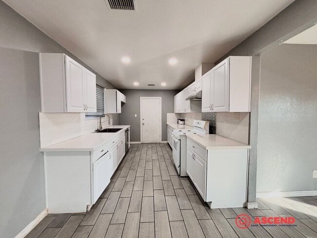 Building Photo - 3-Bedroom Home In East Bakersfield!