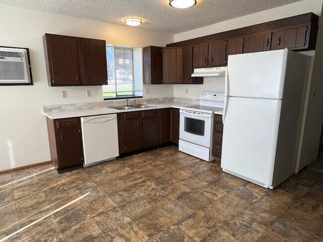 Building Photo - PET FRIEDNLY 2 BEDROOM APARTMENT AVAILABLE...