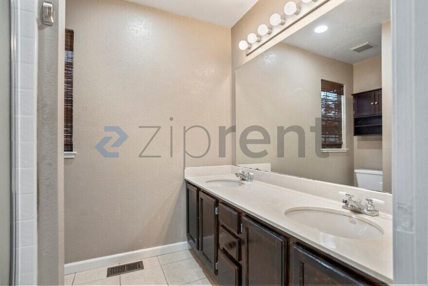 Building Photo - 5045 Hiller Ln