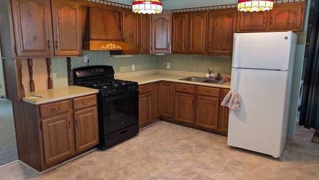 Building Photo - Three-Bedroom Home With Spacious Yard