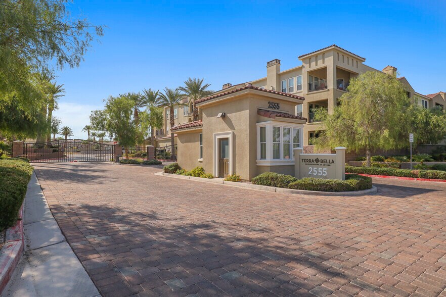 Building Photo - 2555 Hampton Rd
