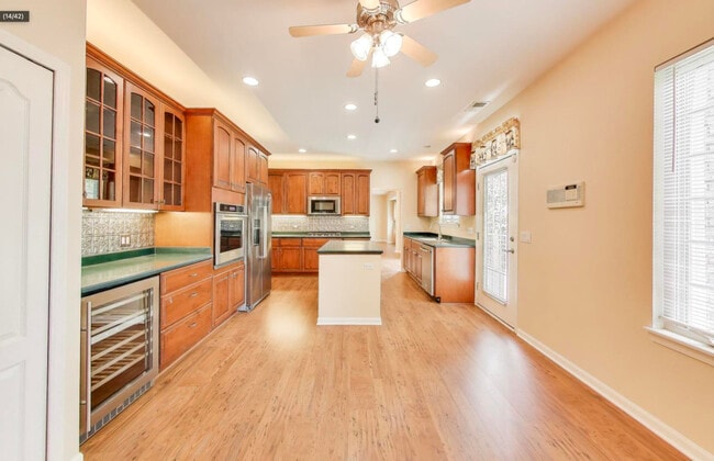 Building Photo - 11 Beaconsfield Ct