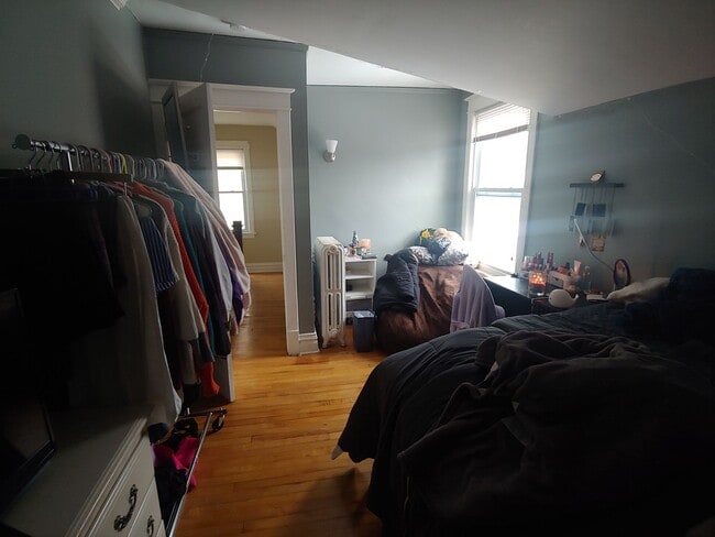 Building Photo - AVAILABLE JUNE 1st - 4 Bed, 1.5 Bath Bungalow