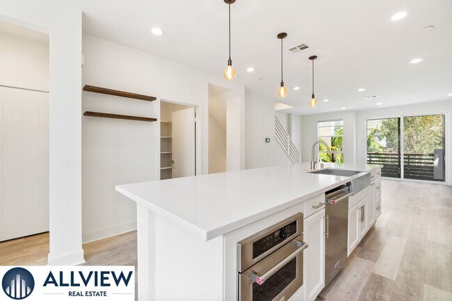 Building Photo - Gorgeous 4 Story Townhome Available in the Highly Desired 17 West Community!