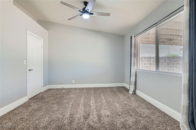 Building Photo - 924 Clubview Dr