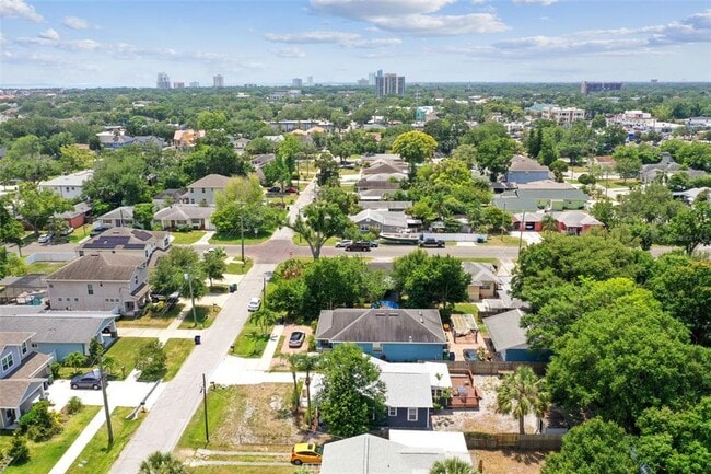 Building Photo - 308 N Gomez Ave