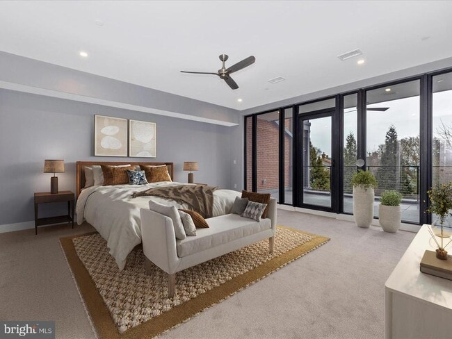 Building Photo - 210 E 2nd St