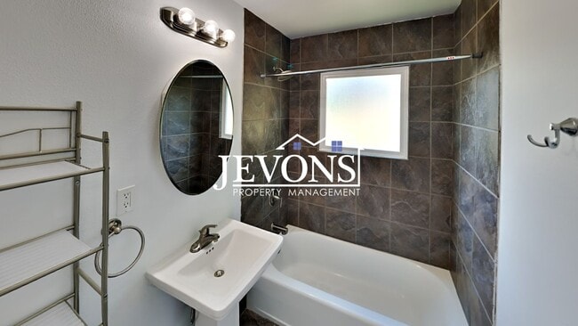 Building Photo - Charming 3-bedroom home with large fenced ...