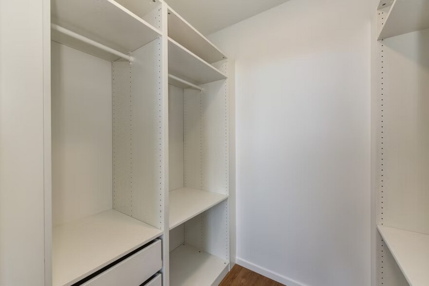 Master room walk-in closet - 2427 Binnen Ln