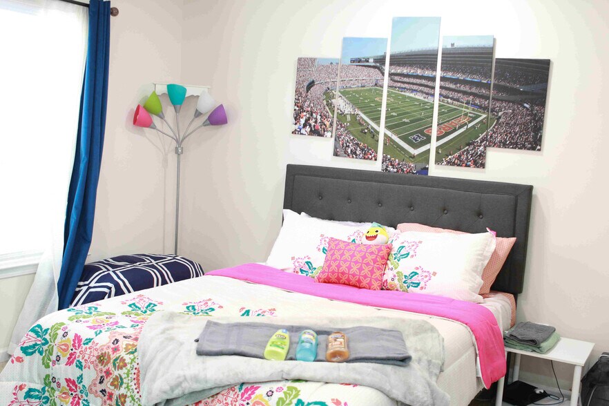 Building Photo - Room in House on Red Birch Dr