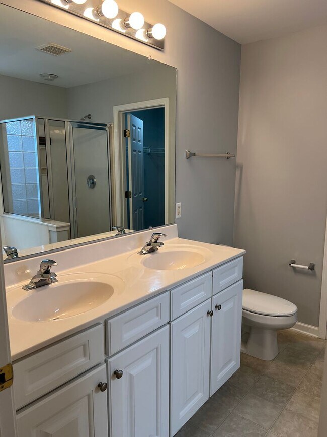 Building Photo - Three Bedroom Home in Pinecrest with Garage