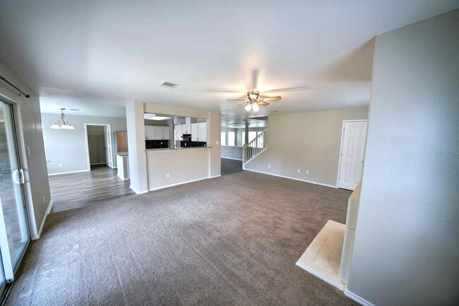Building Photo - Stunning 4-Bedroom, 2.5-Bathroom Home in L...