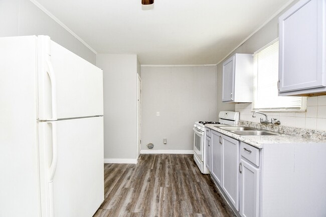 Building Photo - 5000 Noble St