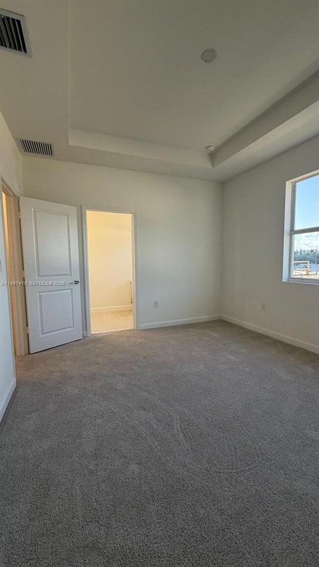 Building Photo - 1077 SE 2nd St