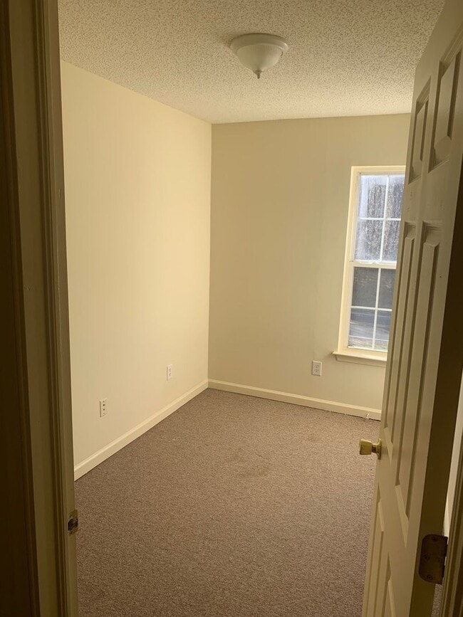 Building Photo - Quiet Country Living