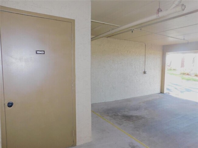 Building Photo - 1843 Golf View Dr