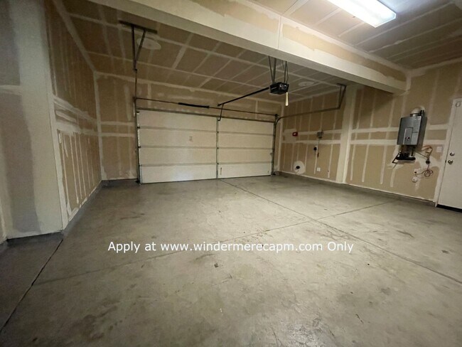 Building Photo - 4 BDRM 3 BA Bright Home with Open Kitchen ...